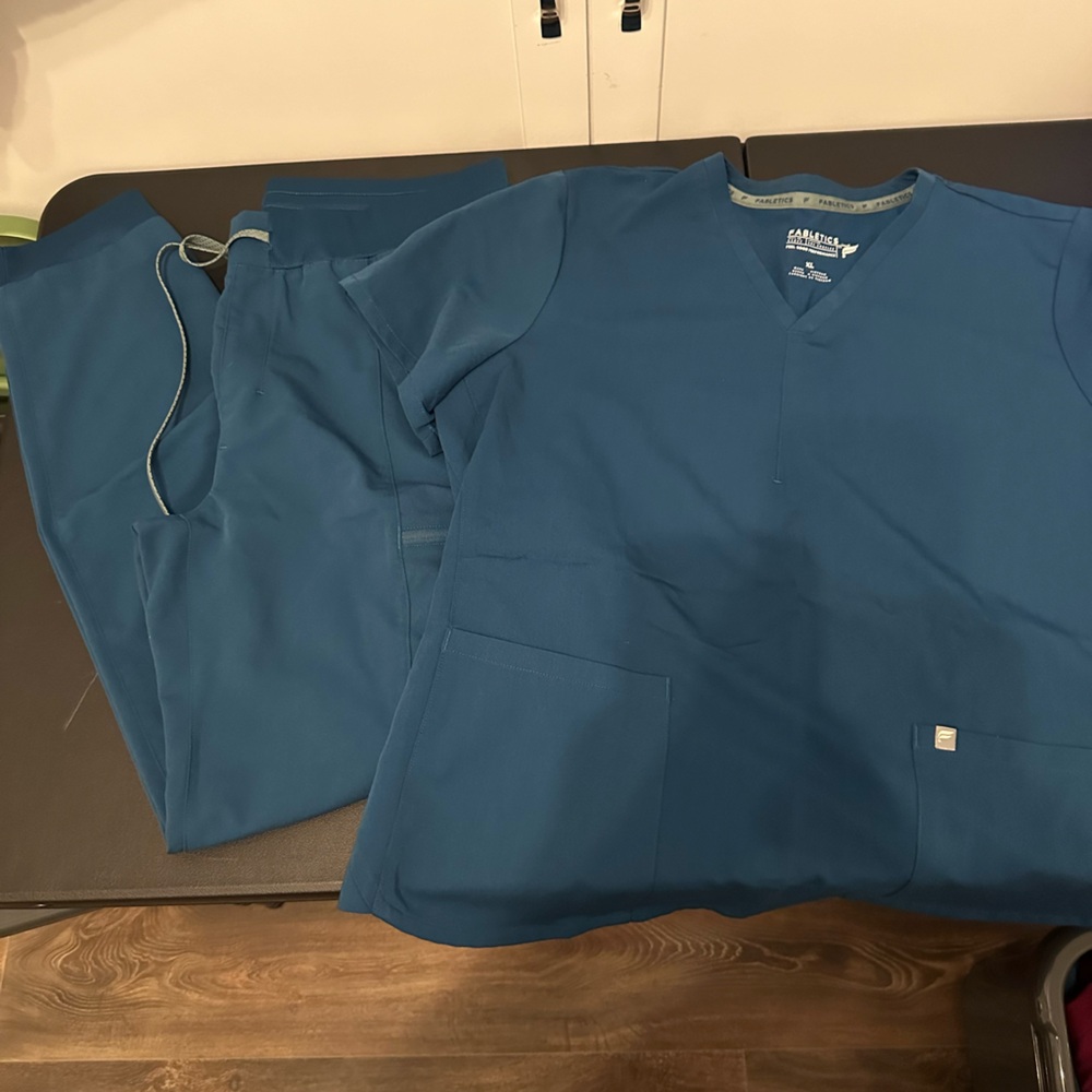 Fabletics Scrub Set